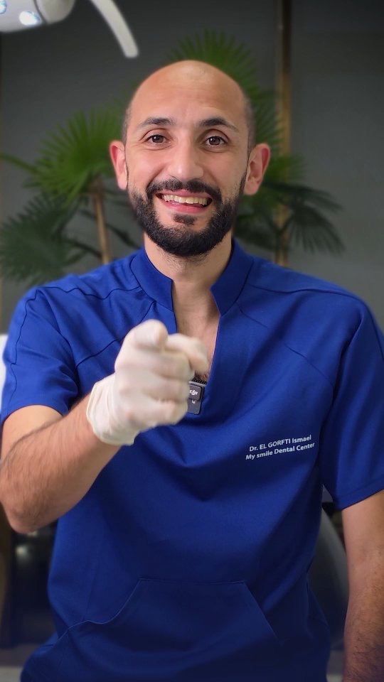 Le praticien de My Smile Dental Center, en tenue bleue au cabinet